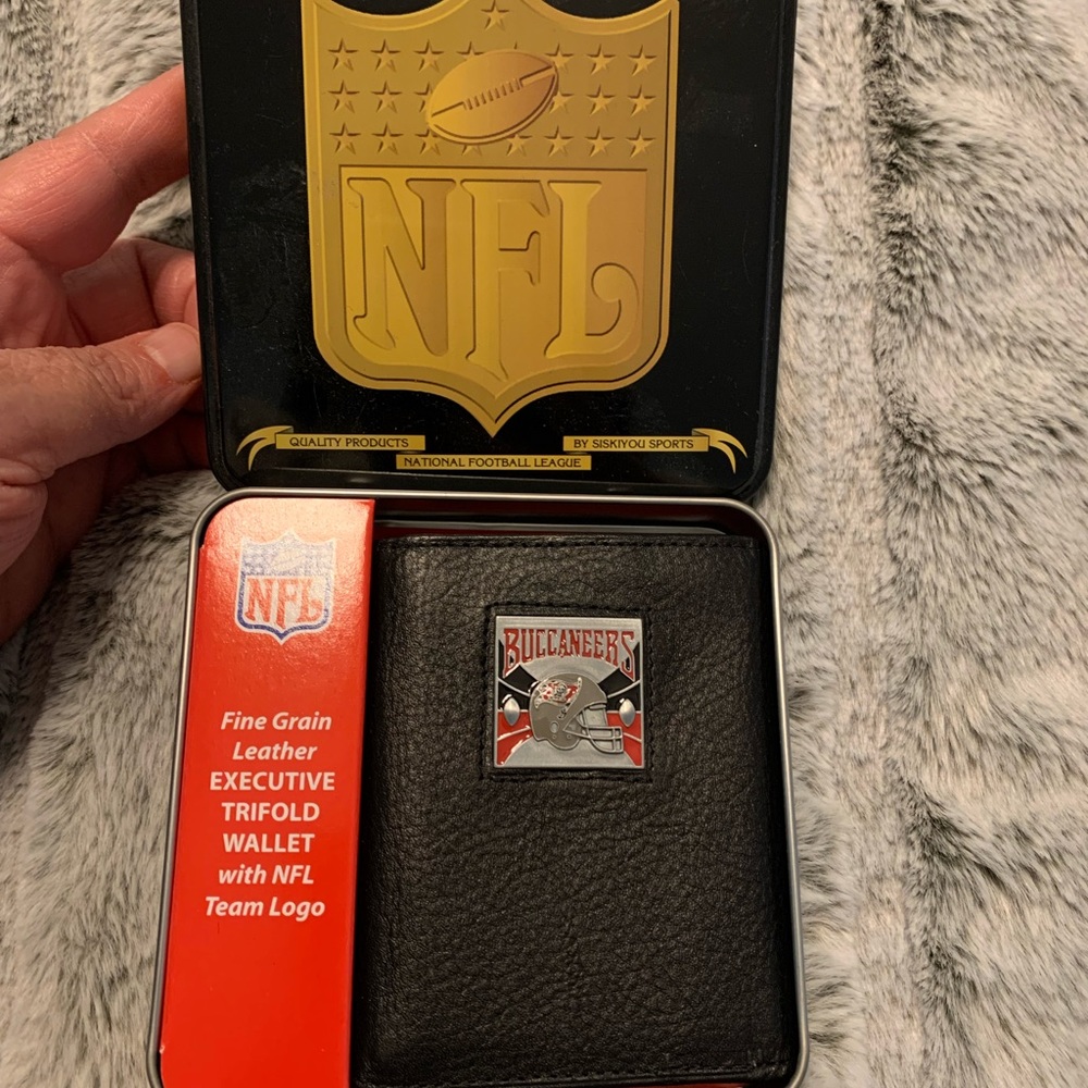 NEW Tampa Bay Buccaneers Tri-fold Wallet
